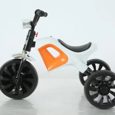 دراجة أطفال بيضاء وبرتقالية بتصميم رياضي